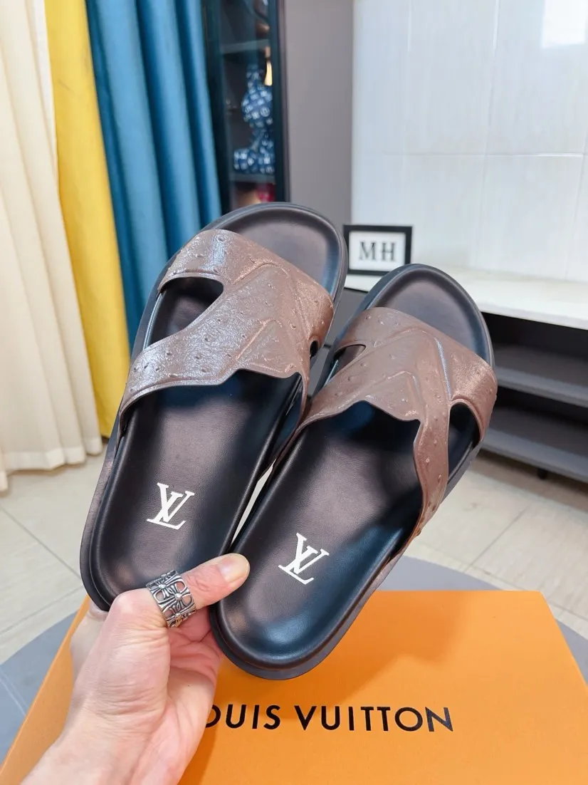 Men's shoes💰300🌹🌹【LV】Multi-color new men's slippers, original top quality version, original special cowhide ostrich embossed➕sheepskin on the inside and sides, non-slip combined sole, more stable walking, more comfortable and lightweight, high-end and generous, size: 38~44